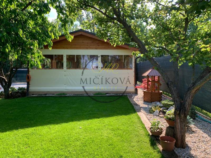 Predáme záhradu so zrubovou chatou, Nitra - Dolné Krškany - Záhrady v Dolných Krškanoch, Nitra, s trávnikom, altánkom a drevinami.