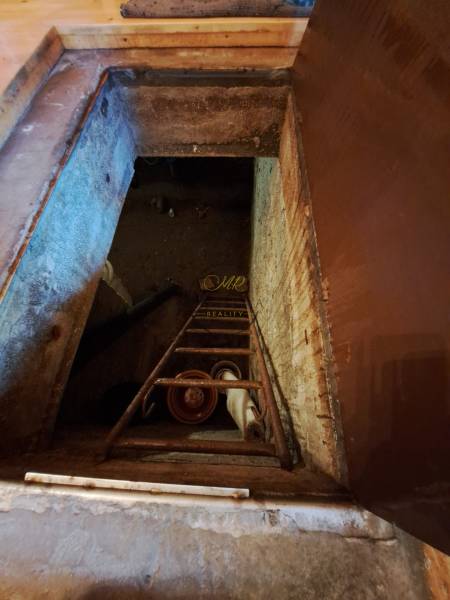 Predáme záhradu so zrubovou chatou, Nitra - Dolné Krškany - Pohľad na pivničný otvor so schodíkmi v interiéri na Záhradách.