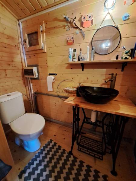 Predáme záhradu so zrubovou chatou, Nitra - Dolné Krškany - Drevený interiér kúpeľne so zrkadlom, poličkou a umývadlom v Záhradách.