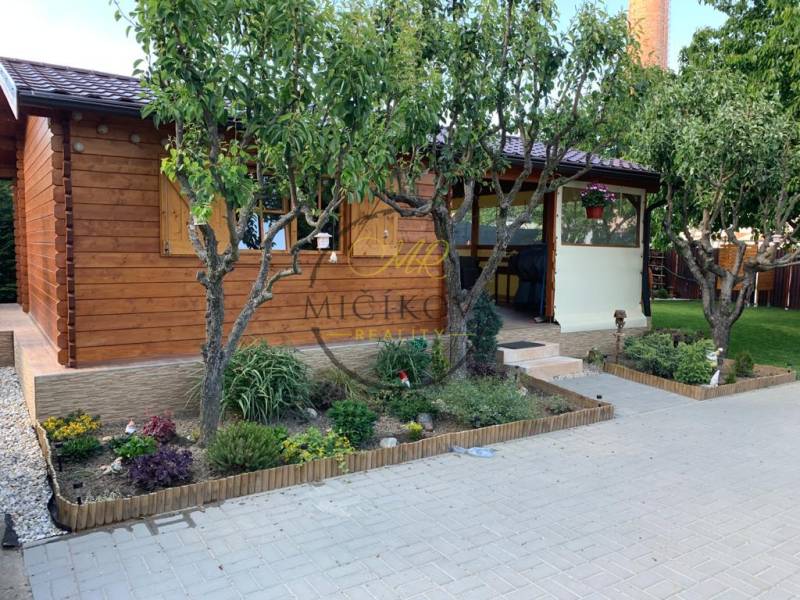 Predáme záhradu so zrubovou chatou, Nitra - Dolné Krškany - Záhrady v Dolných Krškanoch pri Nitre s drevenou chatkou a upraveným priestorom na odpočinok.