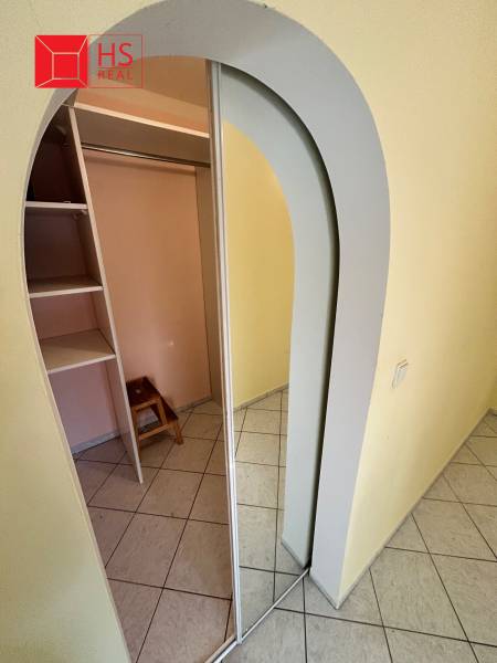 Predaj 3 izb. bytu s balkónom v NZ - Zrkadlová šatníková skriňa a kachličková podlaha v chodbe 3-izbového bytu.