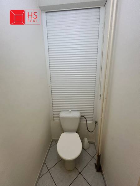 Predaj 3 izb. bytu s balkónom v NZ - Toaleta v 3-izbovom byte s roletou na okne a dlažbou na podlahe.