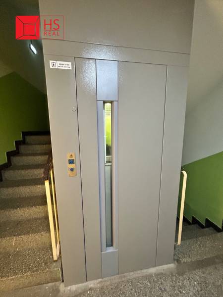 Predaj 3 izb. bytu s balkónom v NZ - Výťah v bytovom dome na M. R. Štefánika, Nové Zámky, blízko 3-izbového bytu.