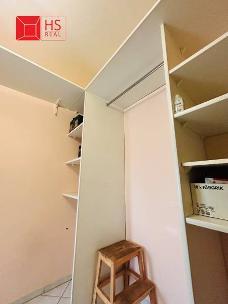 Predaj 3 izb. bytu s balkónom v NZ - Úložný priestor s policami a schodíkmi v 3-izbovom byte.