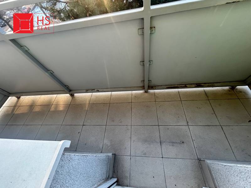 Predaj 3 izb. bytu s balkónom v NZ - Balkón s dlažbou z 3-izbového bytu na M. R. Štefánika v Nových Zámkoch.