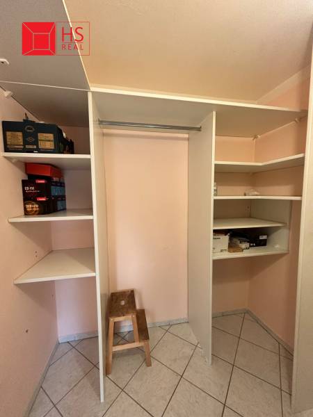 Predaj 3 izb. bytu s balkónom v NZ - Úložný priestor v 3-izbovom byte s policami a keramickou dlažbou.