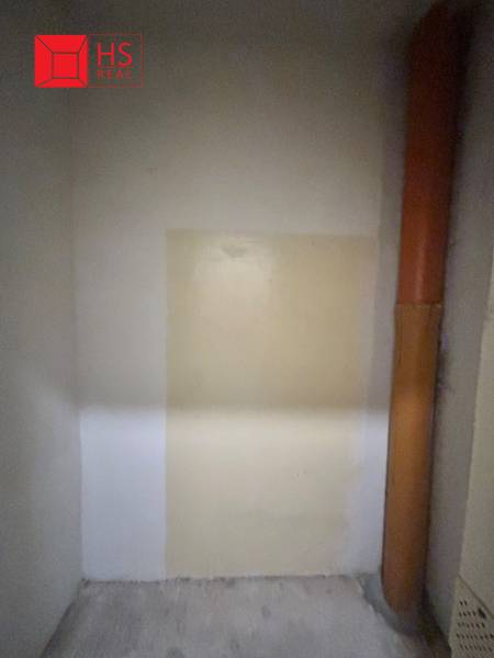 Predaj 3 izb. bytu s balkónom v NZ - Stena a trúbka v kúpeľni v 3-izbovom byte, bez podlahového krytia.