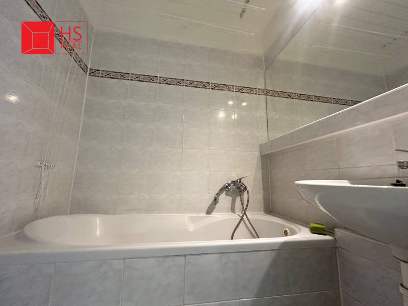 Predaj 3 izb. bytu s balkónom v NZ - Kúpeľňa s vaňou a umývadlom v 3-izbovom byte má svetlé obklady.