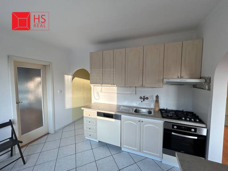 Predaj 3 izb. bytu s balkónom v NZ - Kuchyňa v 3-izbovom byte s kachličkovou podlahou a svetlými skrinkami.