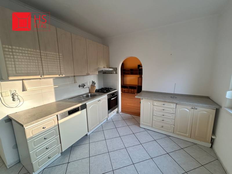 Predaj 3 izb. bytu s balkónom v NZ - Kuchyňa v 3-izbovom byte s bielymi skrinkami a kachličkovou podlahou.