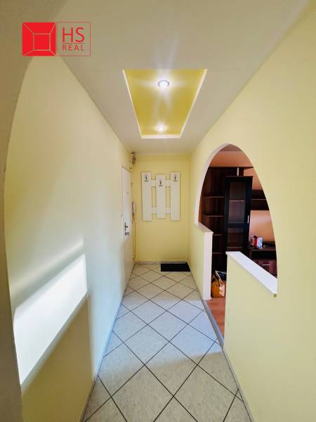 Predaj 3 izb. bytu s balkónom v NZ - Chodba v 3-izbovom byte s kachličkovou podlahou a svetlými stenami.