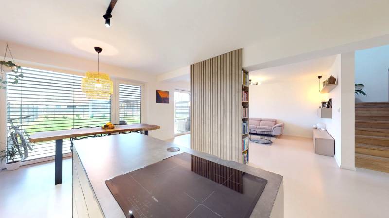 Novozariadený rodinný dom s veľkými spálňami i šatníkom pri Trenčíne   - Otvorený interiér rodinného domu s kuchyňou, jedálňou a pohodlným obývacím kútom.