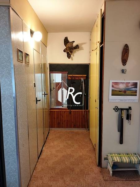 Veľký 2-izbový byt, Martin - Sever - REZERVOVANÉ - Chodba v 2-izbovom byte s vešiakovou stenou a dekoráciou na stene.