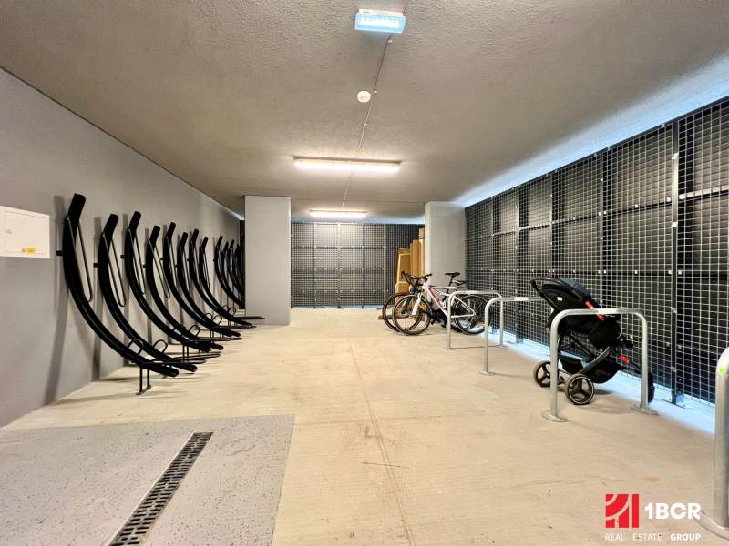 KOMPLETNE ZARIADENÝ SVETLÝ 2-IZB. BYT, NOVOSTAVBA NUPPU, HRANIČNÁ UL. - Priestor na parkovanie bicyklov a kočíkov v bytovom komplexe na Hraničnej v Ružinove.