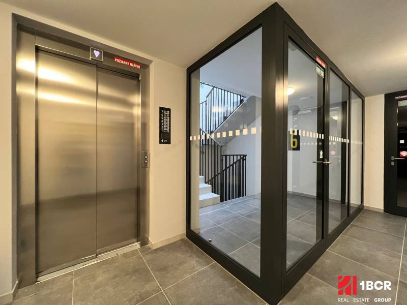 KOMPLETNE ZARIADENÝ SVETLÝ 2-IZB. BYT, NOVOSTAVBA NUPPU, HRANIČNÁ UL. - Výťah a presklené schodisko v budove na Hraničnej v Bratislave - Ružinove.