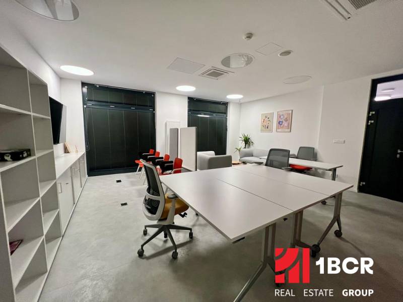 KOMPLETNE ZARIADENÝ SVETLÝ 2-IZB. BYT, NOVOSTAVBA NUPPU, HRANIČNÁ UL. - Kancelária s bielym nábytkom, dvoma pracovnými stolmi a policami v 2-izbovom byte.