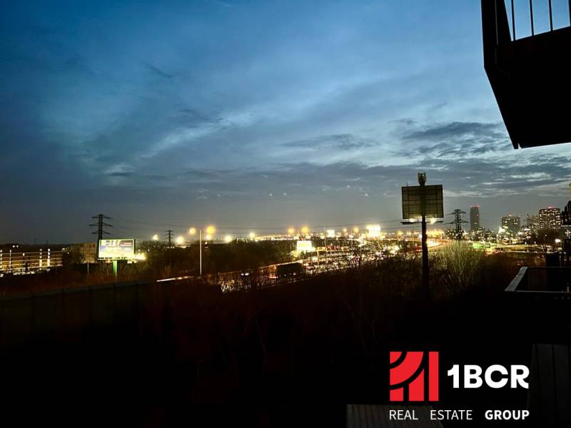 KOMPLETNE ZARIADENÝ SVETLÝ 2-IZB. BYT, NOVOSTAVBA NUPPU, HRANIČNÁ UL. - Výhľad z 2-izbového bytu na večerné svetlá mesta Bratislava - Ružinov, Hraničná.