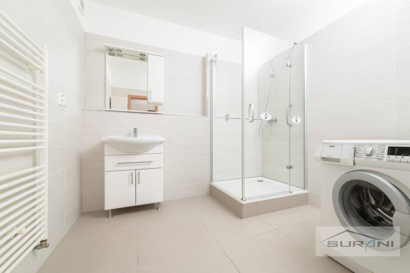 Nové v ponuke | 3-izbový byt 91 m² | 2× balkón | parkovanie | RUSTICA  - Kúpeľňa v 3-izbovom byte s umývadlom, sprchou a práčkou.