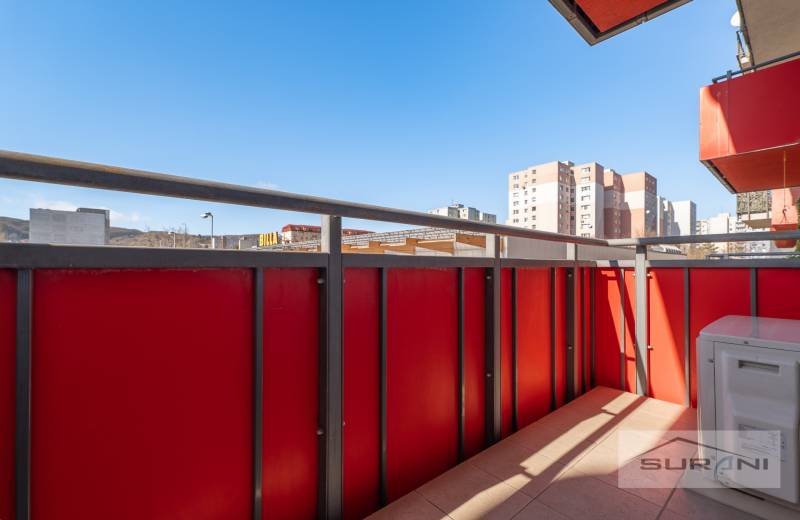 Nové v ponuke | 3-izbový byt 91 m² | 2× balkón | parkovanie | RUSTICA  - Balkón 3-izbového bytu na Saratovskej ulici v Bratislave - Dúbravke s výhľadom na mesto.