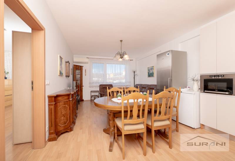Nové v ponuke | 3-izbový byt 91 m² | 2× balkón | parkovanie | RUSTICA  - Jedáleň s podlahou s dreveným dekorom a nábytkom v 3-izbovom byte.