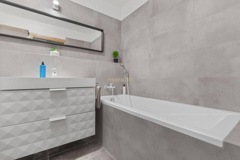 - PREDAJ - APARTMÁN - 38 m2 + 14 m2 LOGGIA - TEHELNÉ POLE - Kúpeľňa s vaňou, umývadlom a zrkadlom v 1-izbovom byte.