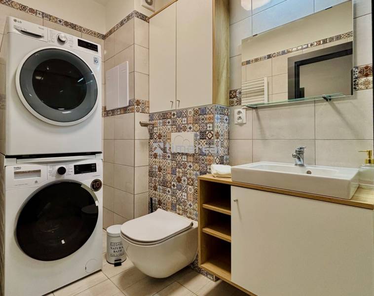 Vkusne zariadený 2i byt na sídlisku WEST,  Galanta - Kúpeľňa v 2-izbovom byte s práčkou, umývadlom a zdobenými obkladačkami.