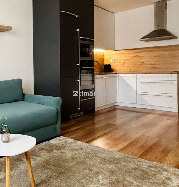 Vkusne zariadený 2i byt na sídlisku WEST,  Galanta - Kuchynský kút s bielymi skrinkami v 2-izbovom byte, podlaha s dreveným dekorom.