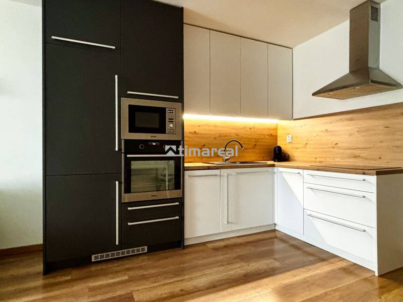 Vkusne zariadený 2i byt na sídlisku WEST,  Galanta - Kuchyňa 2-izbového bytu s podlahou s dreveným dekorom a vstavanými spotrebičmi.