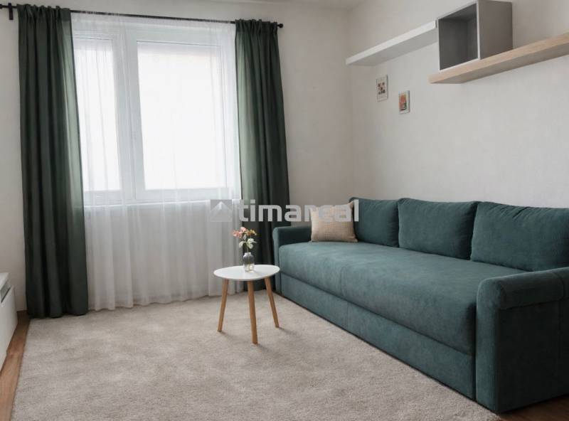 Vkusne zariadený 2i byt na sídlisku WEST,  Galanta - Obývacia izba v 2-izbovom byte so zelenou pohovkou a bielym stolíkom.