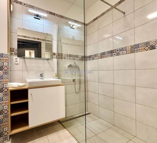 Vkusne zariadený 2i byt na sídlisku WEST,  Galanta - Kúpeľňa s kachličkami a sprchovacím kútom v 2-izbovom byte.