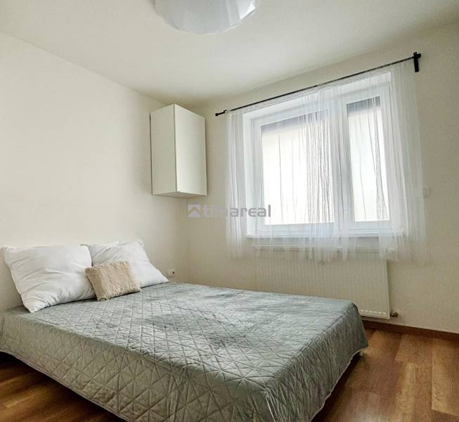 Vkusne zariadený 2i byt na sídlisku WEST,  Galanta - Spálňa s manželskou posteľou a podlahou s dreveným dekorom v 2-izbovom byte.