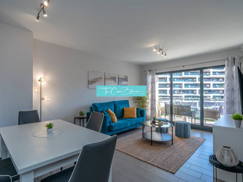 Luxusný byt  Alicante, 112m2, bazén, 2 garáže, posilňovňa - Obývacia izba v 2-izbovom byte s podlahou s dreveným dekorom a posedením.