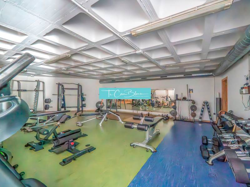 Luxusný byt  Alicante, 112m2, bazén, 2 garáže, posilňovňa - Posilňovňa so strojmi a zrkadlom v 2-izbovom byte.