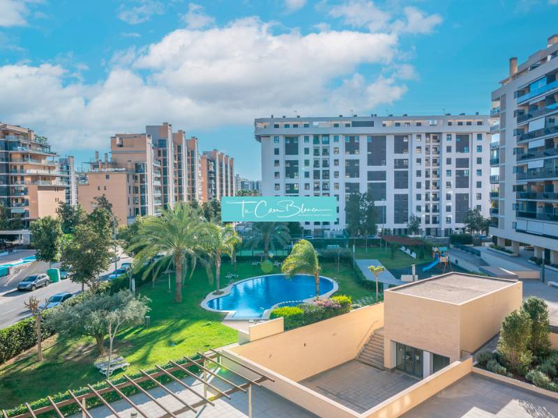 Luxusný byt  Alicante, 112m2, bazén, 2 garáže, posilňovňa - Výhľad na obytné budovy a bazén v Alicante, 2-izbový byt.