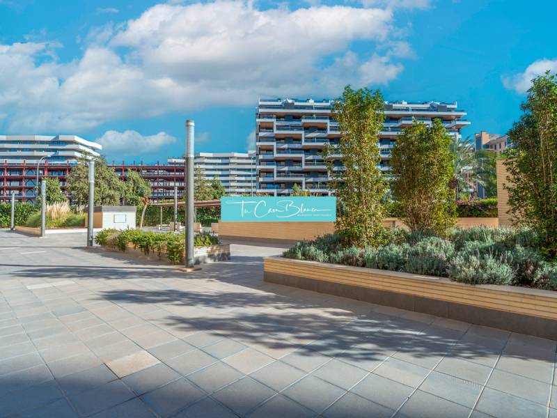 Luxusný byt  Alicante, 112m2, bazén, 2 garáže, posilňovňa - Moderná architektúra v Alicante s výhľadom na 2-izbový byt, obklopená zeleňou.