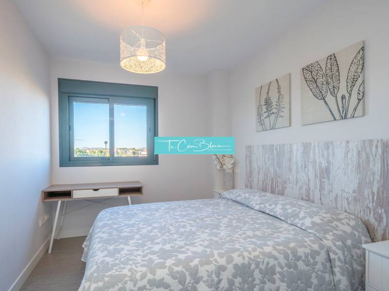 Luxusný byt  Alicante, 112m2, bazén, 2 garáže, posilňovňa - Spálňa v 2-izbovom byte so vzorovanou prikrývkou a dekoráciami na stenách.