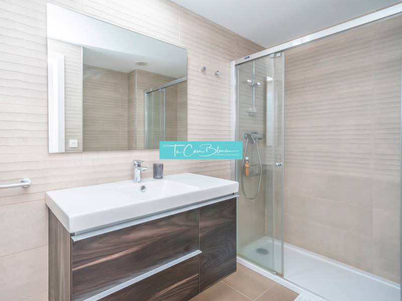 Luxusný byt  Alicante, 112m2, bazén, 2 garáže, posilňovňa - Kúpeľňa v 2-izbovom byte so sprchovým kútom a zrkadlom nad umývadlom.