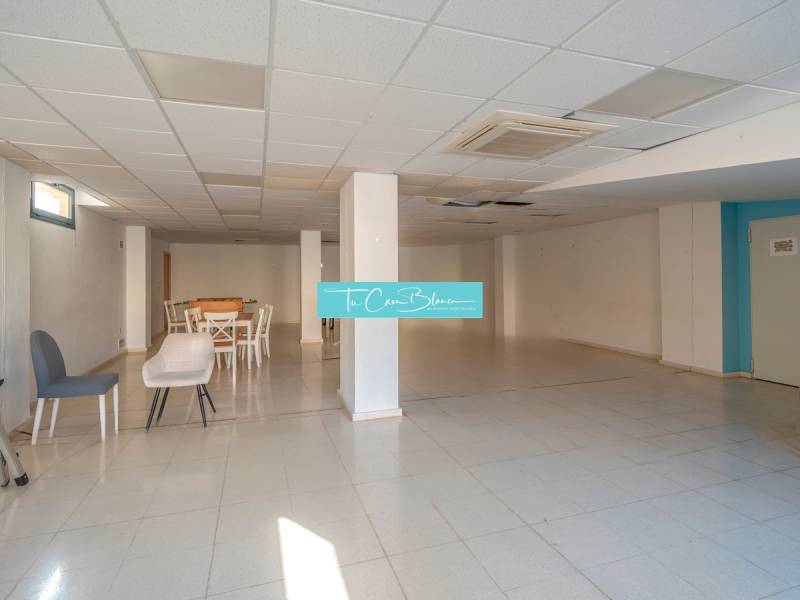 Luxusný byt  Alicante, 112m2, bazén, 2 garáže, posilňovňa - Priestranná miestnosť s kreslom, stolom a stoličkami v 2-izbovom byte.