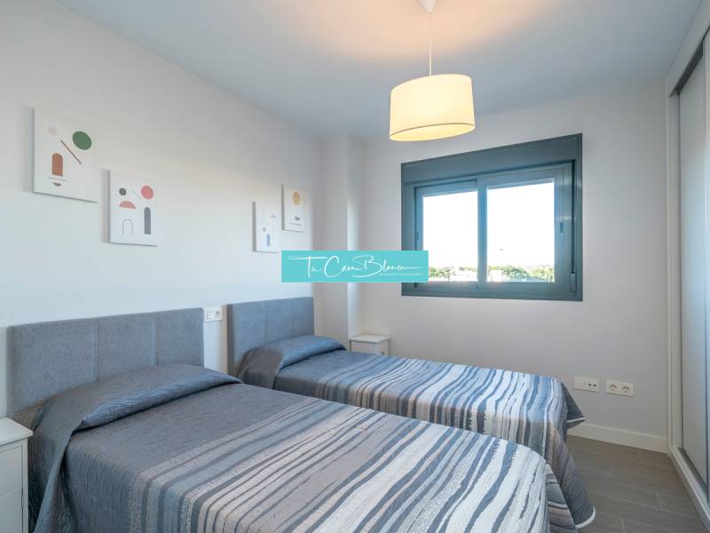 Luxusný byt  Alicante, 112m2, bazén, 2 garáže, posilňovňa - Dve jednolôžkové postele v 2-izbovom byte s oknom a dekoratívnymi obrazmi na stene.