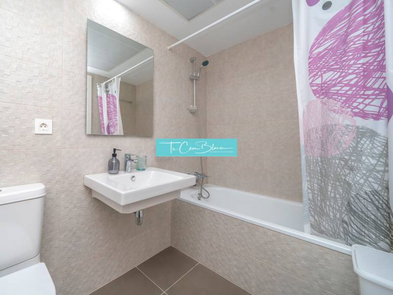 Luxusný byt  Alicante, 112m2, bazén, 2 garáže, posilňovňa - Kúpeľňa v 2-izbovom byte s modernými obkladmi, vaňou a umývadlom.