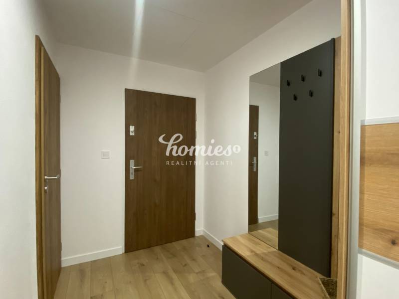 PRENÁJOM luxusný 2 izbový byt v centre mesta Nitra, parkovanie - Chodba 2-izbového bytu s podlahou s dreveným dekorom a vstavanou skriňou.