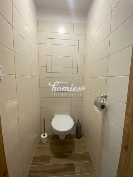 PRENÁJOM luxusný 2 izbový byt v centre mesta Nitra, parkovanie - Toaleta s obkladmi a podlahou s dreveným dekorom v 2-izbovom byte.