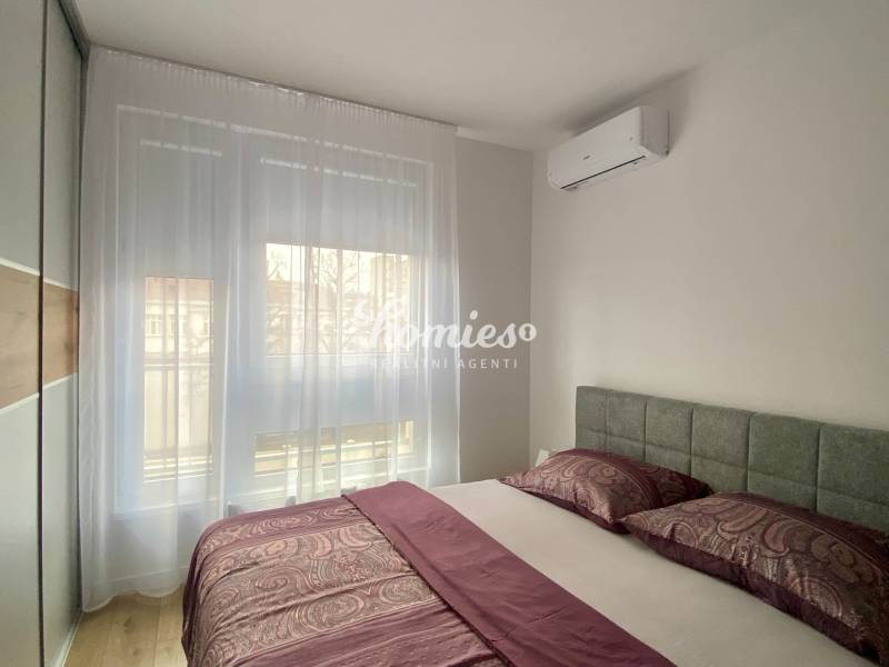 PRENÁJOM luxusný 2 izbový byt v centre mesta Nitra, parkovanie - Spálňa v 2-izbovom byte s klimatizáciou a podlahou s dreveným dekorom.