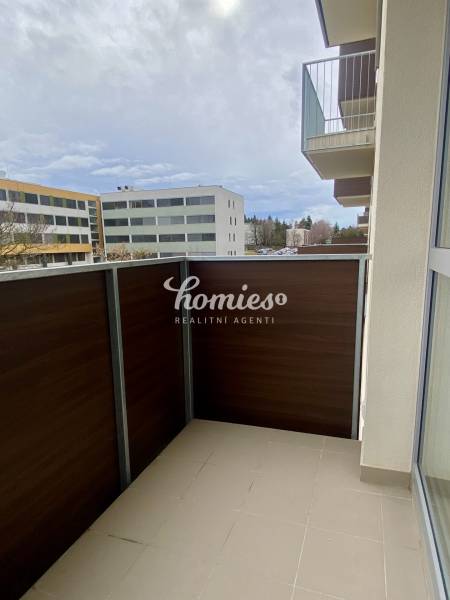 PRENÁJOM luxusný 2 izbový byt v centre mesta Nitra, parkovanie - Balkón v 2-izbovom byte s výhľadom na budovy na Pivovarskej ulici v Nitre.