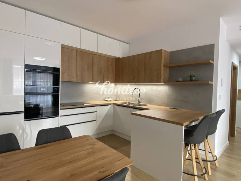 PRENÁJOM luxusný 2 izbový byt v centre mesta Nitra, parkovanie - Kuchyňa v 2-izbovom byte s podlahou s dreveným dekorom a drevenými detailmi.