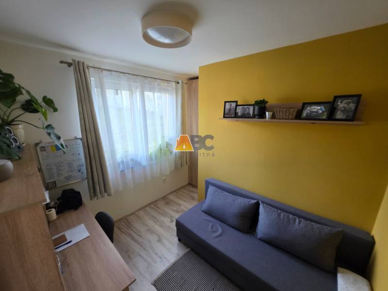 Zabehnutá novostavba: Komfort domu, pokoj vidieka a na skok do BB a ZV - Izba v rodinnom dome s podlahou s dreveným dekorom, pracovným stolom a pohovkou.