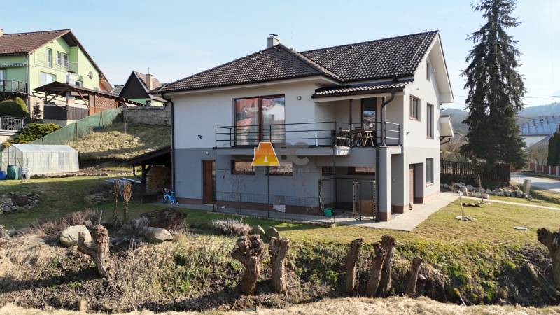 Zabehnutá novostavba: Komfort domu, pokoj vidieka a na skok do BB a ZV - Rodinný dom na Lipovej ulici v Lukavici, s terasou a veľkou záhradou.