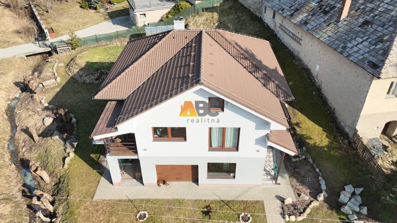 Zabehnutá novostavba: Komfort domu, pokoj vidieka a na skok do BB a ZV - Rodinný dom na Lipovej ulici v Lukavici so záhradou, skalami a chodníkom.