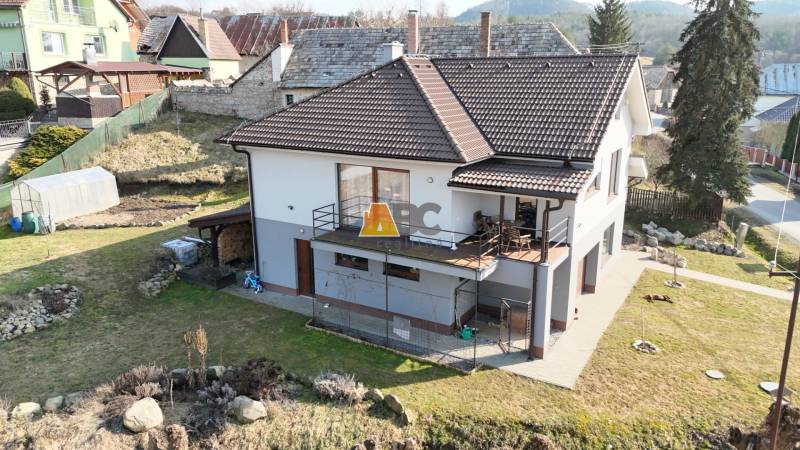 Zabehnutá novostavba: Komfort domu, pokoj vidieka a na skok do BB a ZV - Rodinný dom na ulici Lipová v meste Lukavica má záhradu, terasu a skleníky.