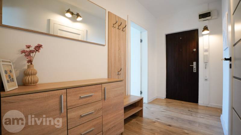 Rezervované -  3i byt v Nemšovej s loggiou po rekonštrukcii - 74m²  - Predsieň v 3-izbovom byte s podlahou s dreveným dekorom a dreveným nábytkom.